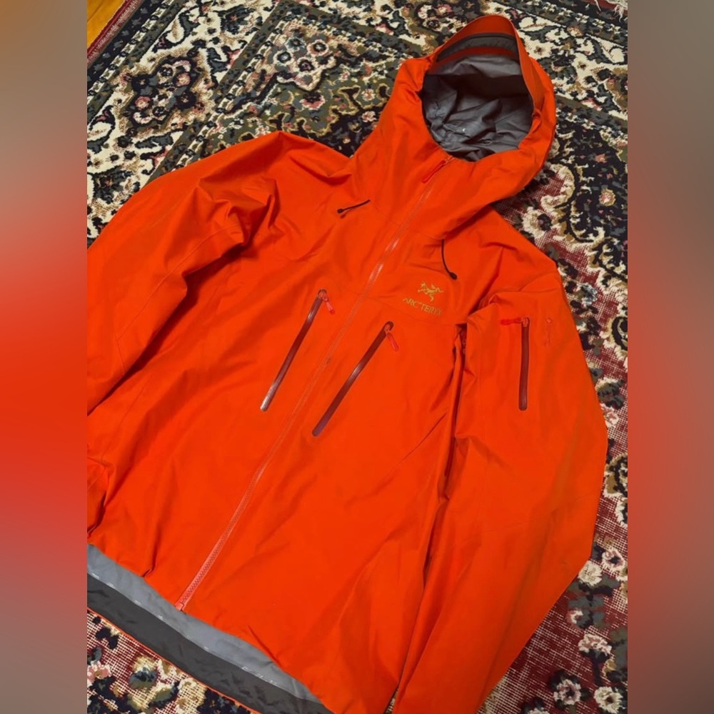 Arc’teryx Alpha SV Dynasty 24K